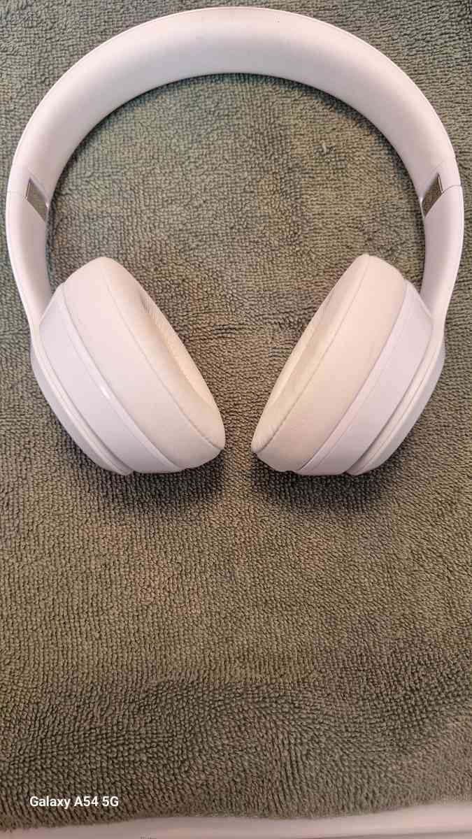 Beats Solo 3 - Denver, Colorado - FleaMarketBay