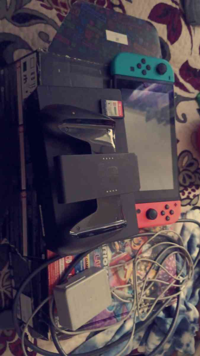 Nintendo  Swich whith blue and red joy con  Mariokart  Delux - Salinas, California - FleaMarketBay