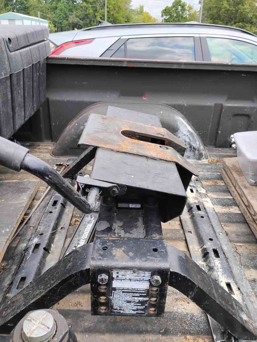 fifth wheel hitch Reese 15k - Decatur, Alabama - FleaMarketBay