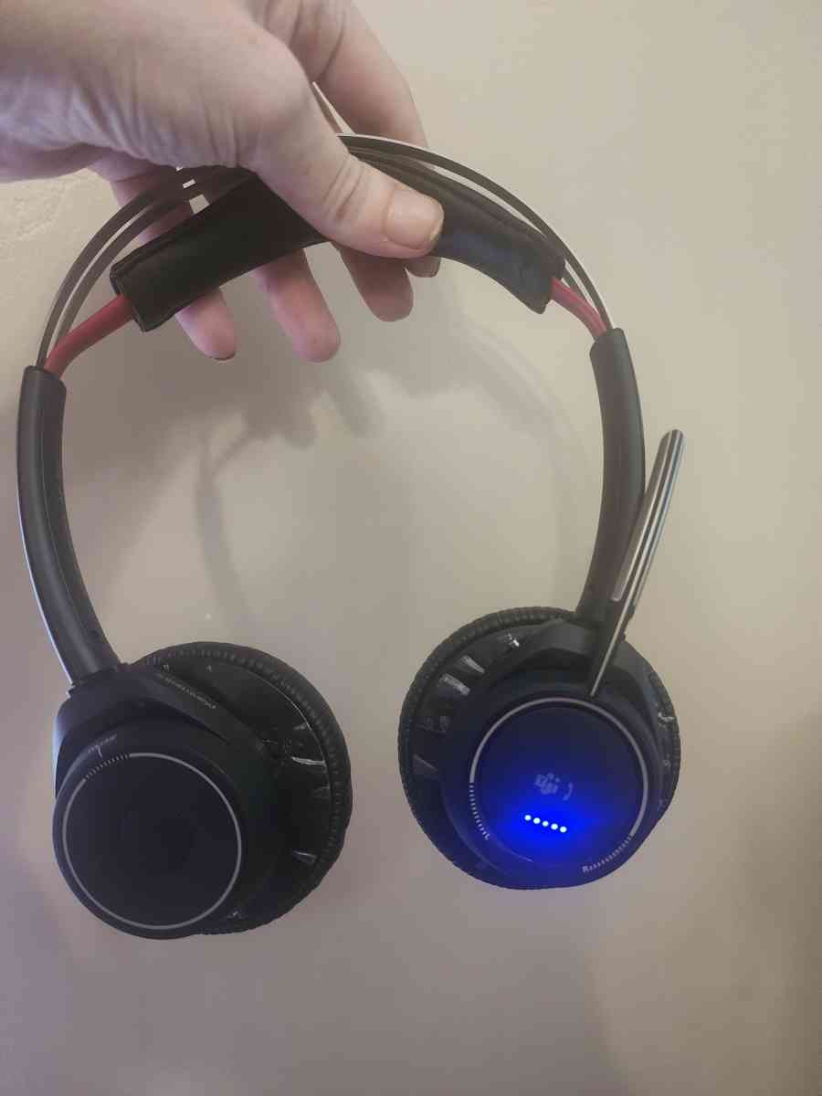 New Plantronics Voyager Focus - Louisville, Kentucky - FleaMarketBay