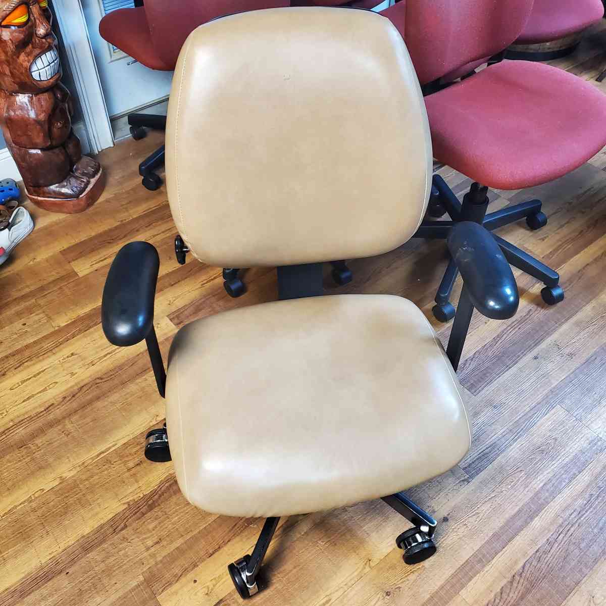 Office Chairs  4 Black And 1 Tan - Rock Island, Tennessee - FleaMarketBay