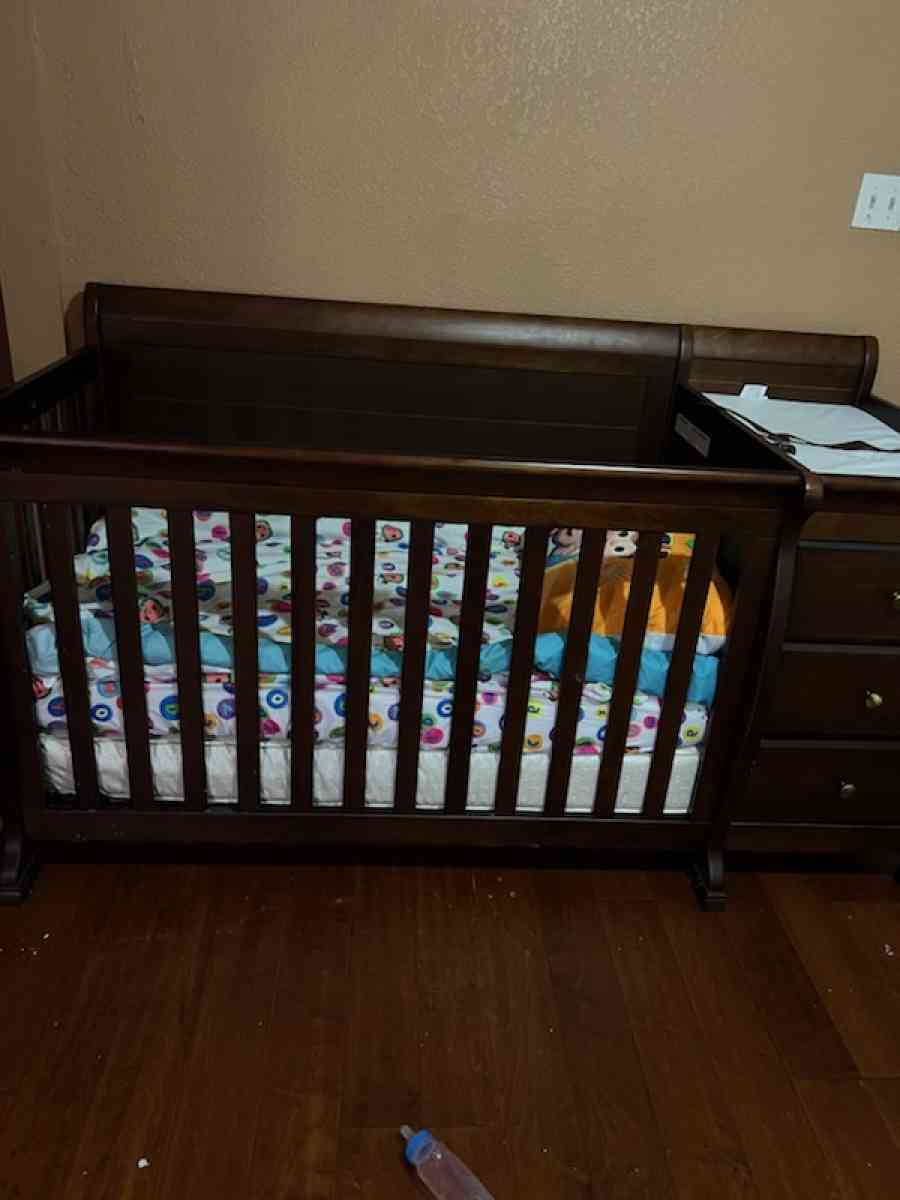 6 in 1  baby crib new  used twice - Dallas, Texas