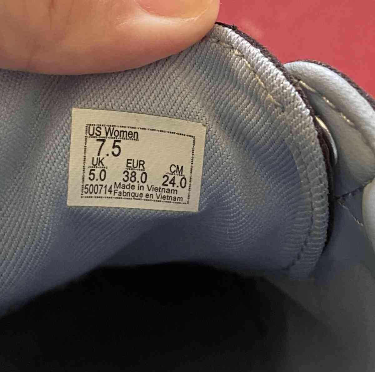 Gently Used Womens Vans - Plainfield, Illinois - FleaMarketBay