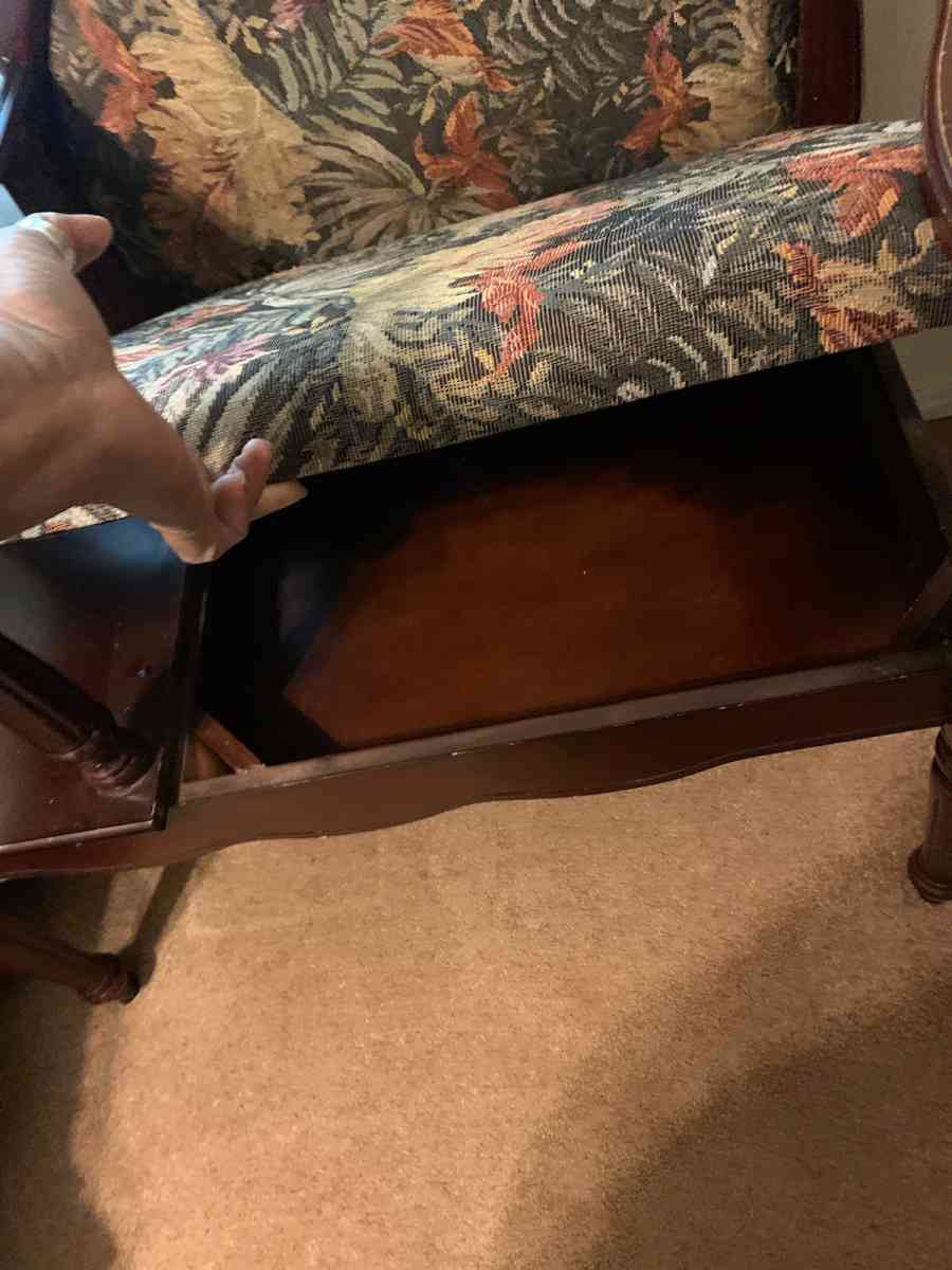 chair with a table connected and a underneath storage - Natchitoches, Louisiana - FleaMarketBay