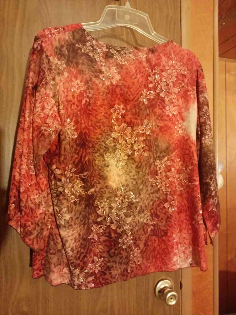 Womens Shirt Necklace sold separately - Leflore, Oklahoma - FleaMarketBay