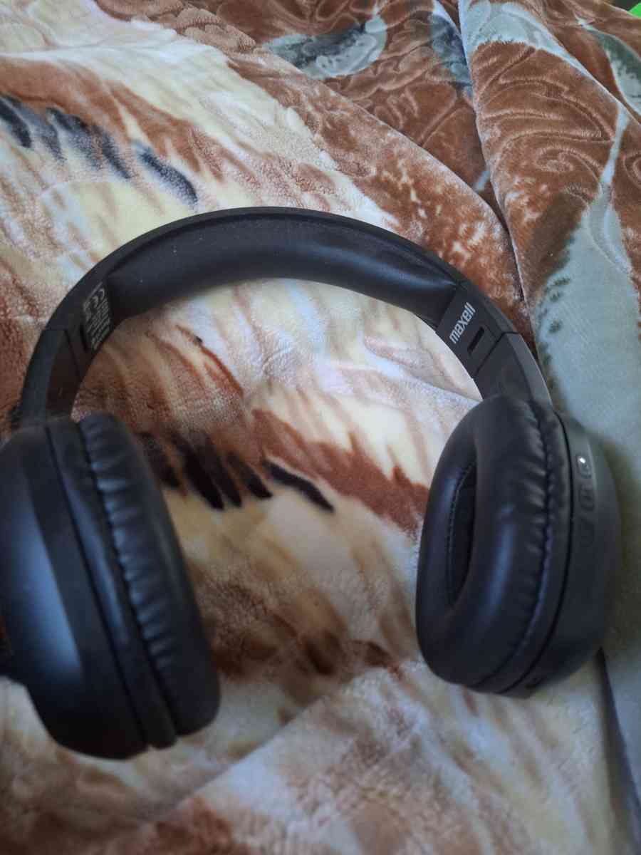 headphones - Alicia, Arkansas