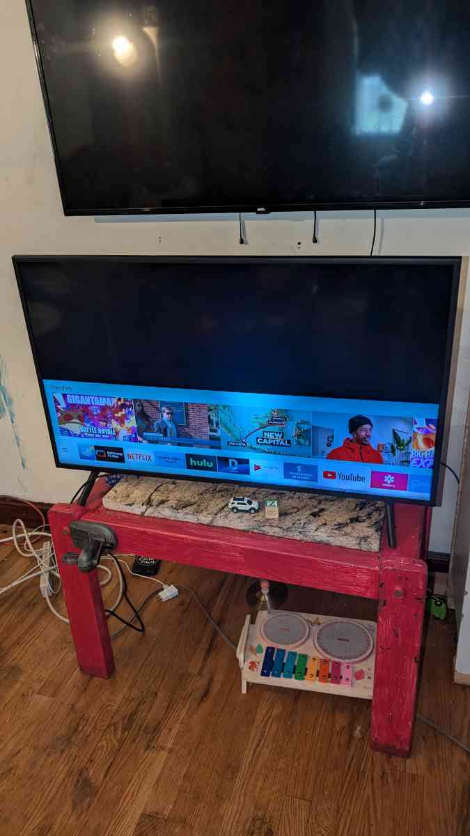 40 inch Samsung Smart TV with remote - Cincinnati, Ohio