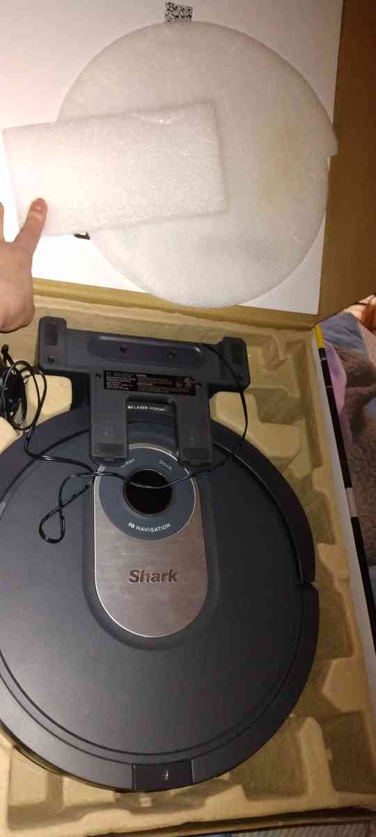 Shark AI Robot Vacuum R2001 - Tuscaloosa, Alabama - FleaMarketBay