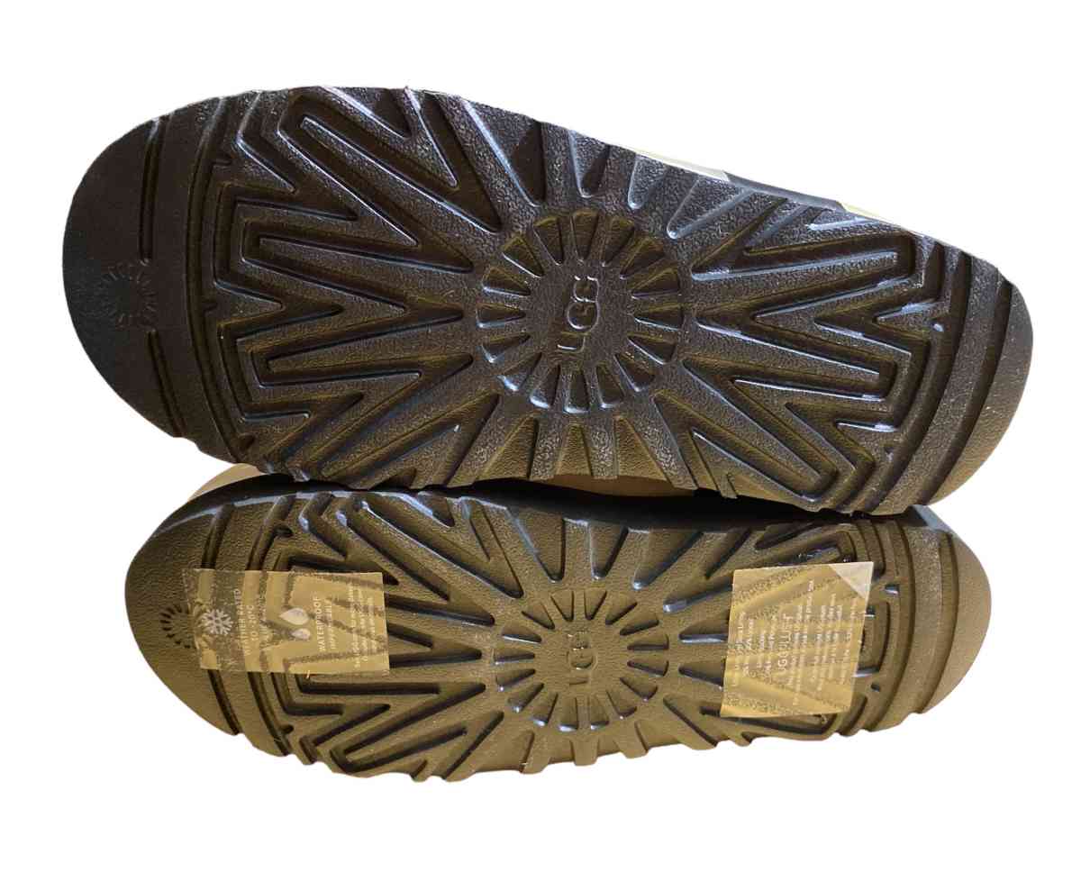 UGG Classic Clear Mini Boots NWT Size 5 - Chicago Heights, Illinois - FleaMarketBay