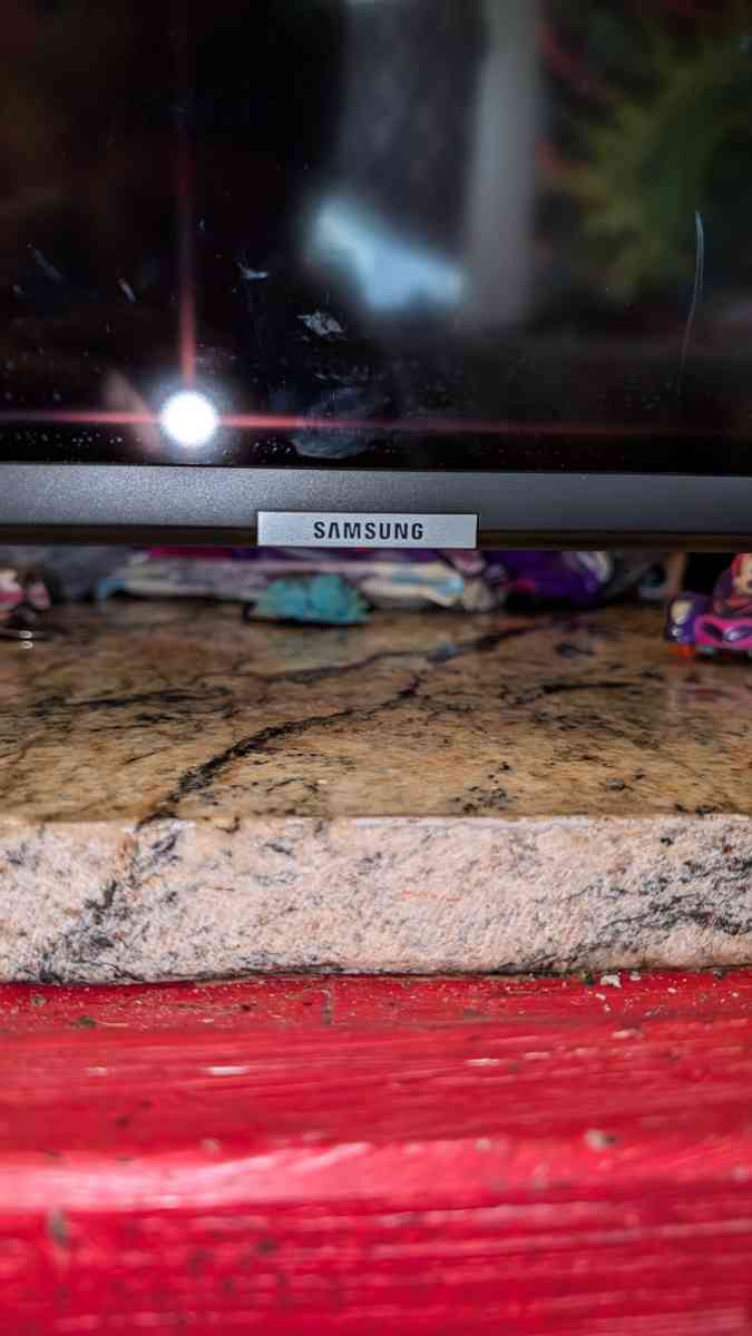 40 inch Samsung Smart TV with remote - Cincinnati, Ohio - FleaMarketBay