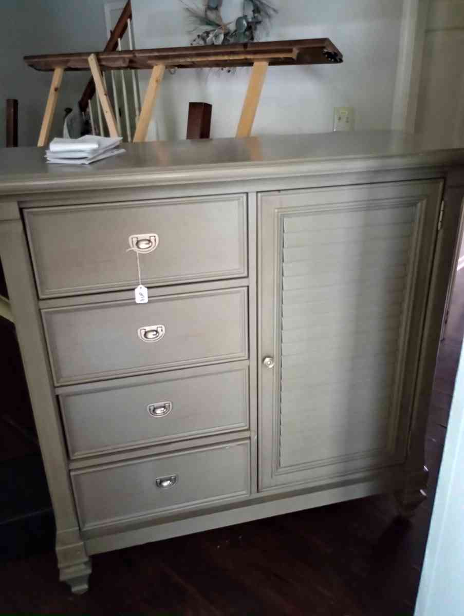 Bedroom dresser - Taylors, South Carolina - FleaMarketBay