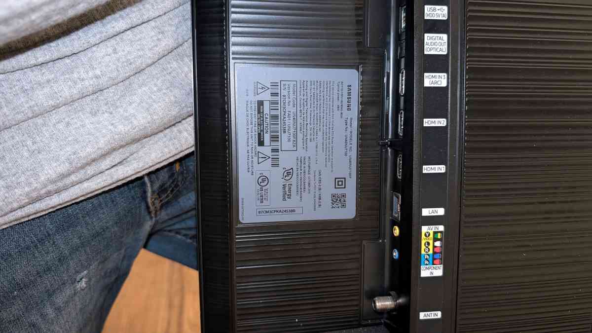 40 inch Samsung Smart TV with remote - Cincinnati, Ohio - FleaMarketBay