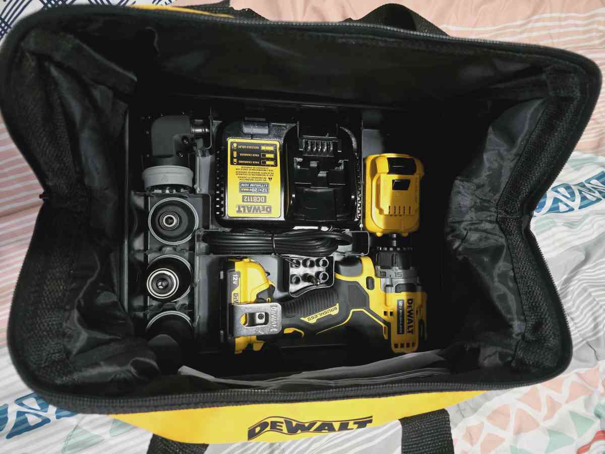 DEWALT drill driver kit - Saint Louis, Missouri - FleaMarketBay