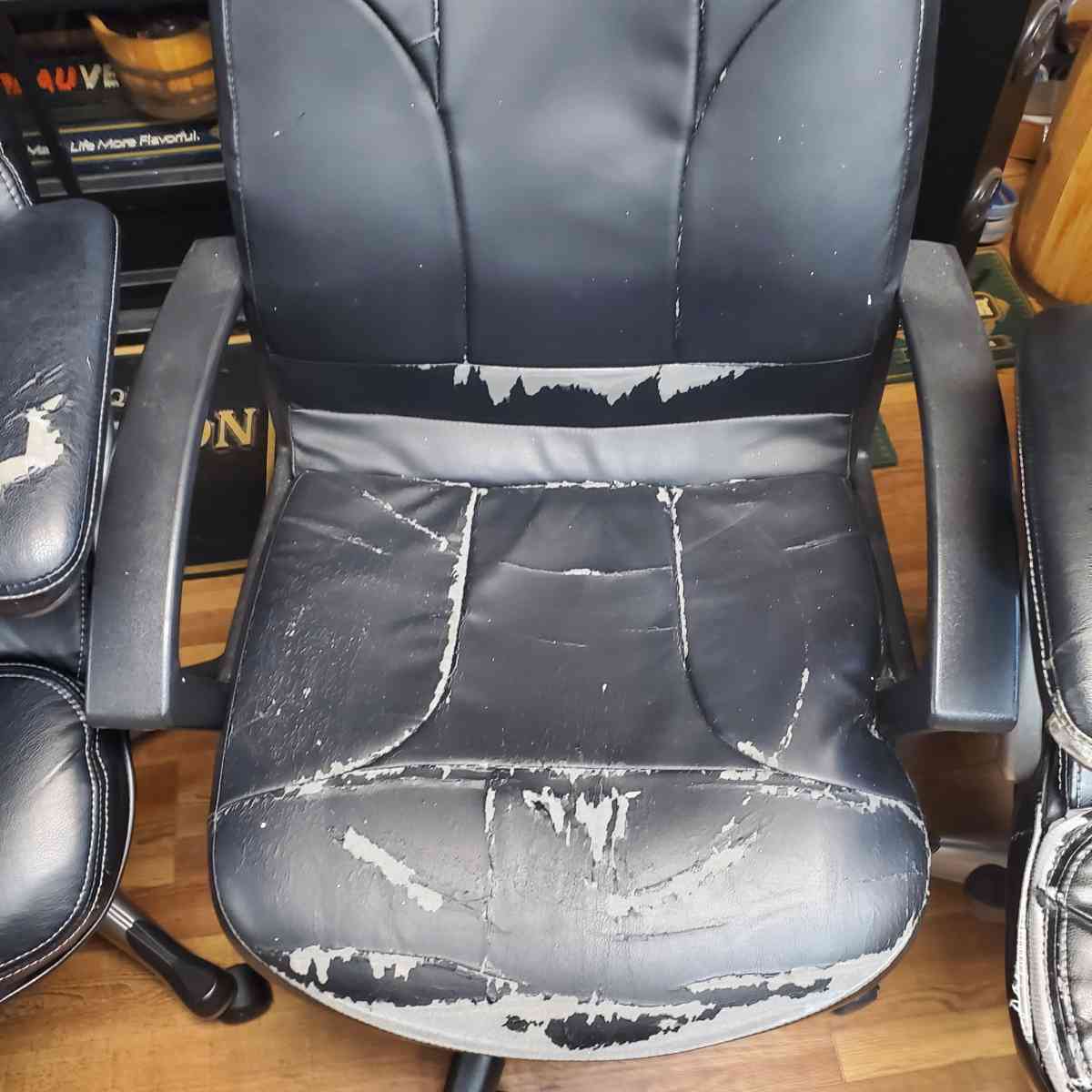 Office Chairs  4 Black And 1 Tan - Rock Island, Tennessee - FleaMarketBay