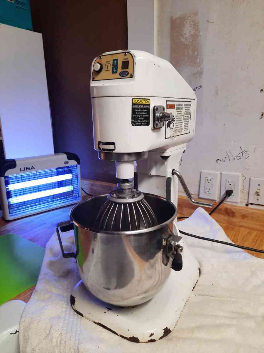 Used Globe SP08 8 Qt Bowl Lift Commercial Countertop Mixer - Saint Augustine, Florida - FleaMarketBay