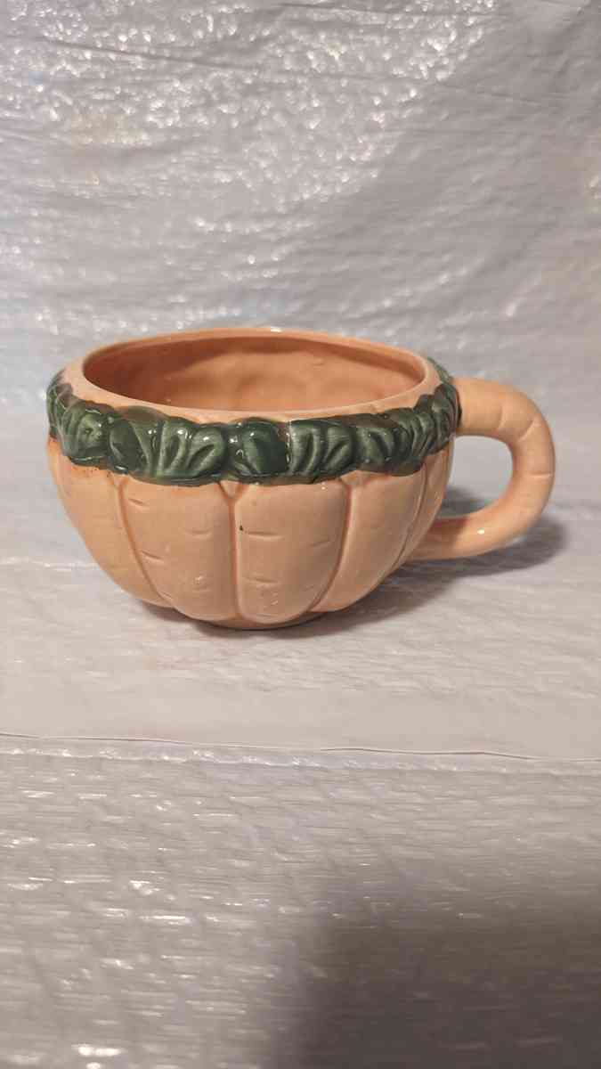 A Semi 3D Orange And Green Carrot Soup Bowl  Vegitable Bowl - Phoenix, Arizona - FleaMarketBay