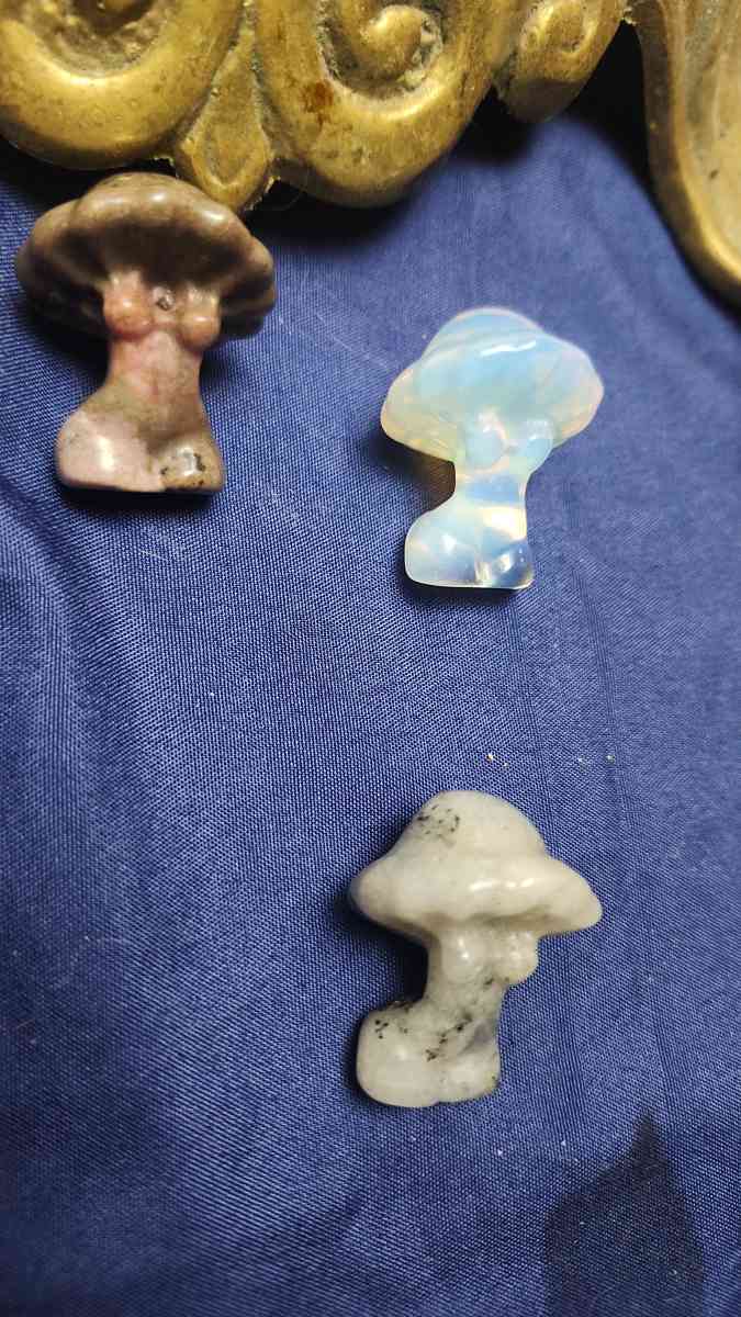 crystals and stones - Redmond, Oregon - FleaMarketBay