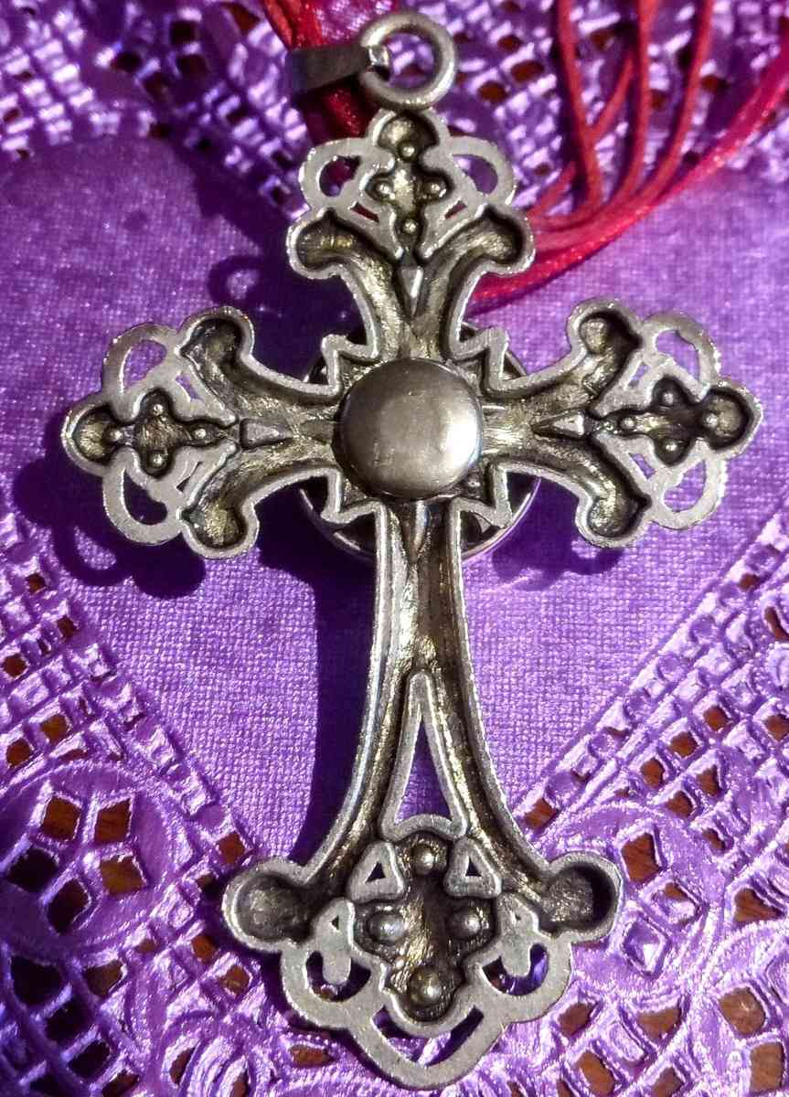 Vintage Cross Necklace - Cave City, Arkansas - FleaMarketBay