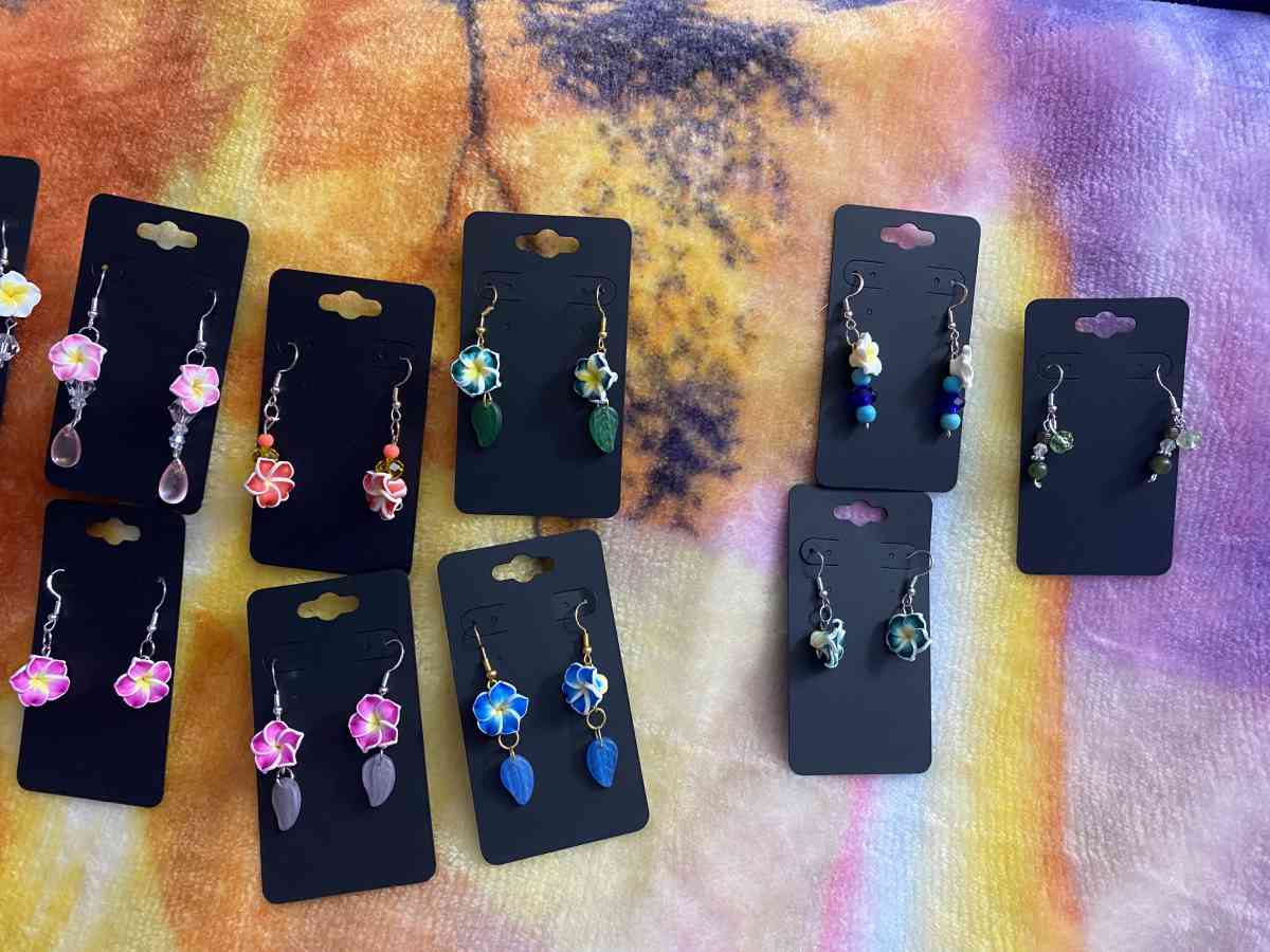 women  girls earrings - Anchorage, Alaska - FleaMarketBay