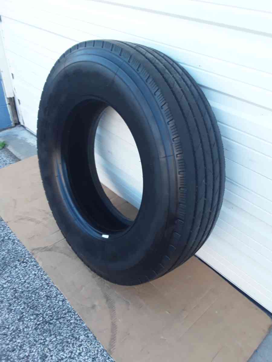 Low Pro Steer Truck Tire 29575R225 Hercules H902 Like New - Williamstown, New Jersey - FleaMarketBay