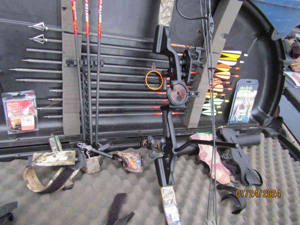 Browning compound bow - Saint Helen, Michigan - FleaMarketBay