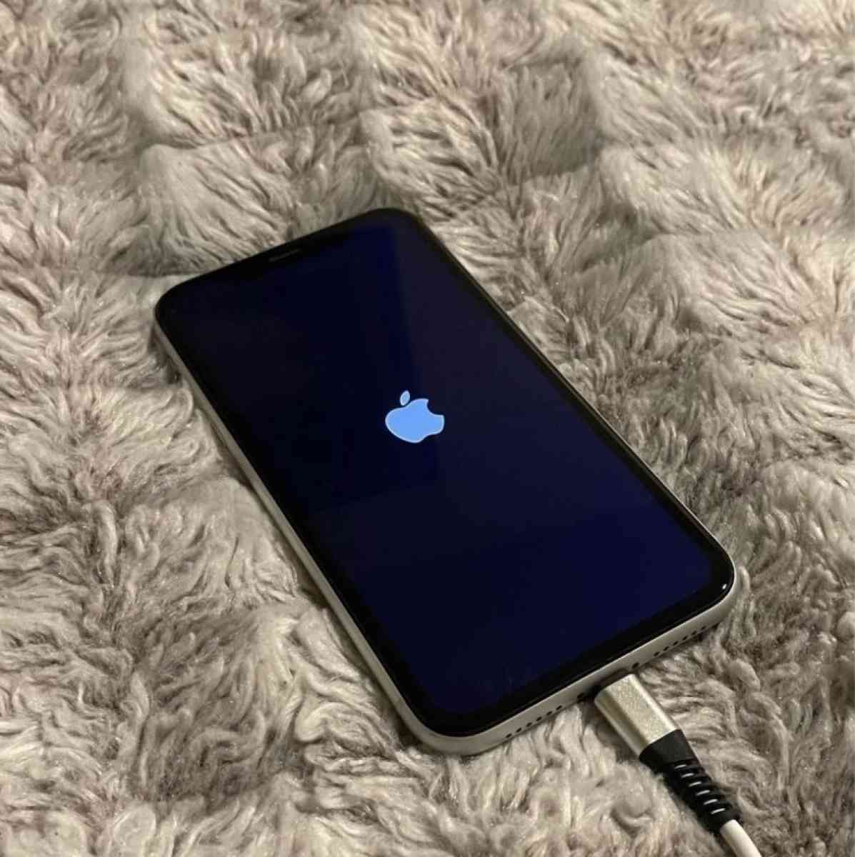 Apple iPhone XR Unlocked Available For Sale - Aurora, Illinois - FleaMarketBay