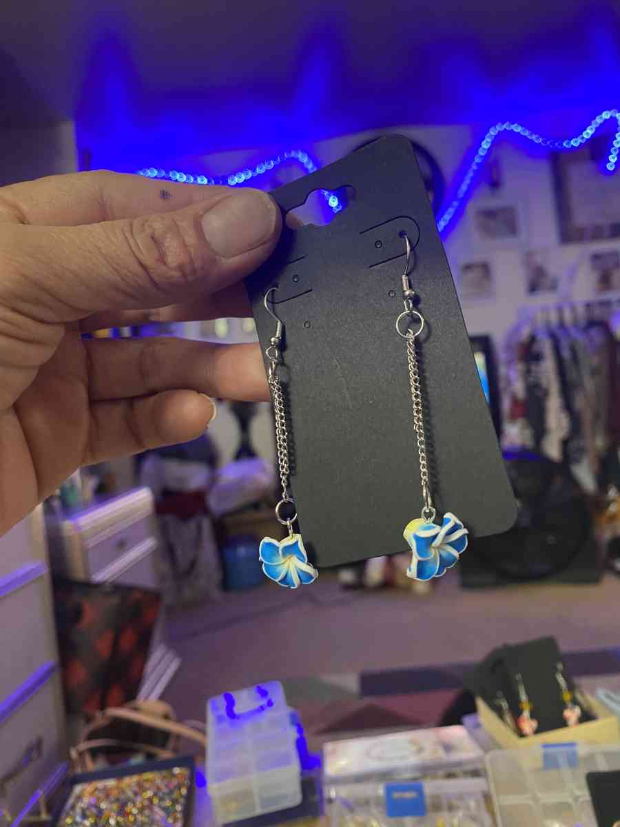 women  girls earrings - Anchorage, Alaska - FleaMarketBay