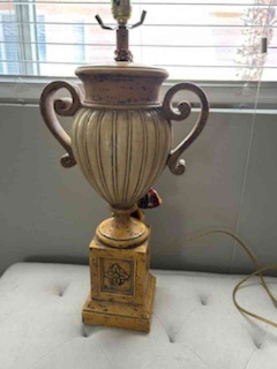 very nice old vintage lamp - Las Vegas, Nevada - FleaMarketBay