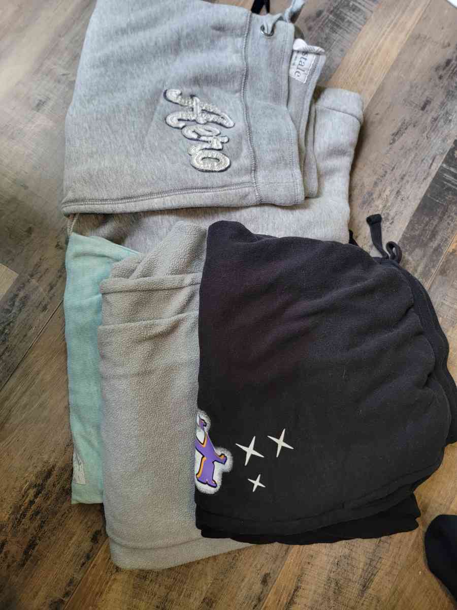 Hoodies Sweaters Jeans Sweats Dress Pants Dresses - Antioch, Tennessee - FleaMarketBay