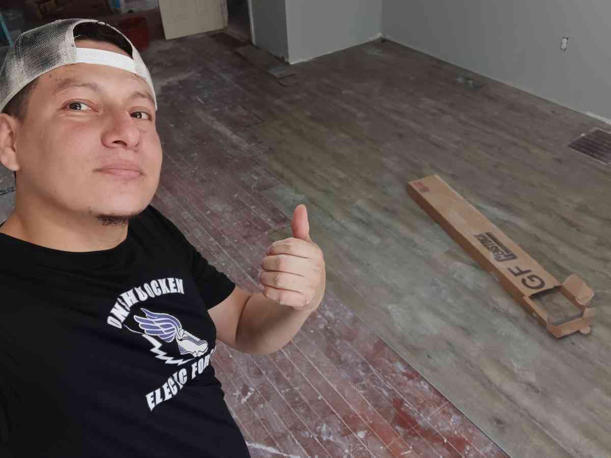 installation of pvc flooring tiles sidingh - New Philadelphia, Pennsylvania - FleaMarketBay