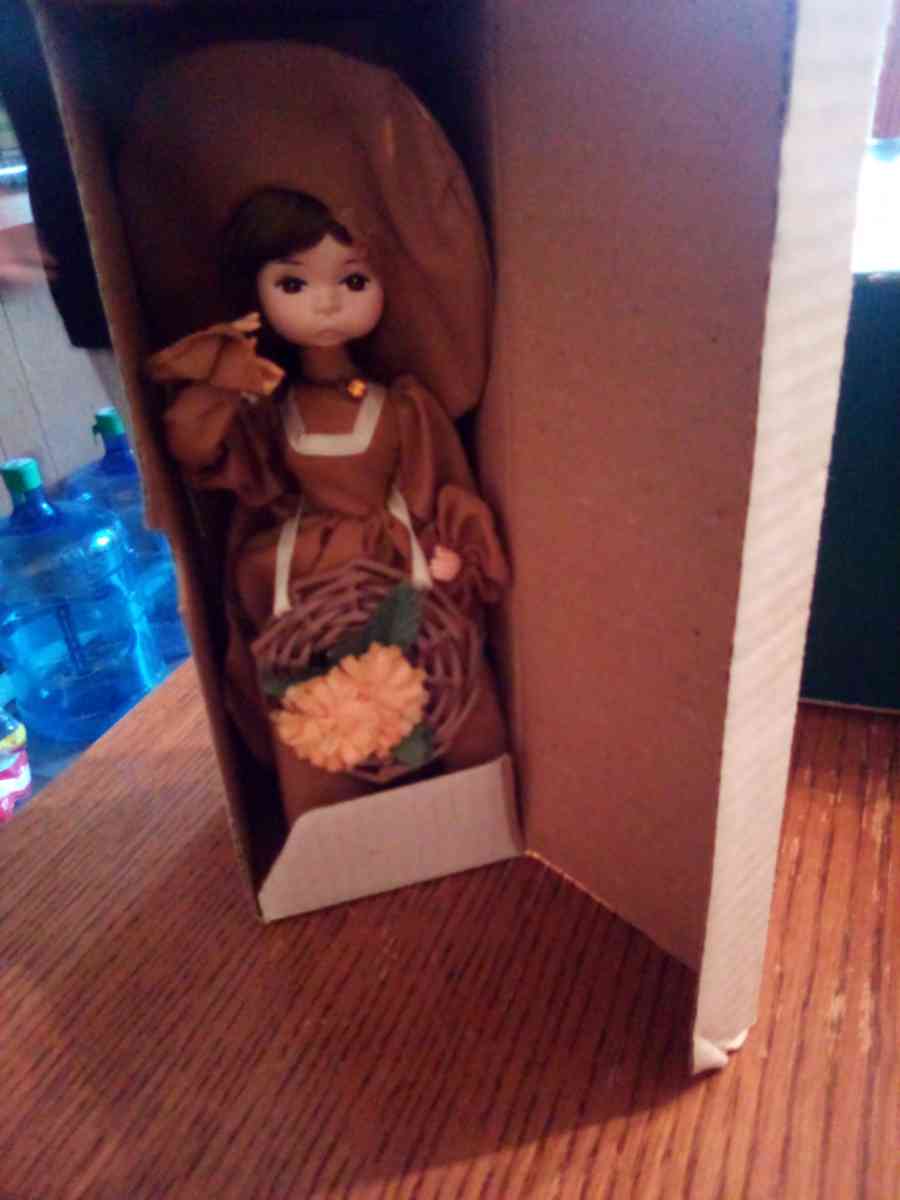 5 collection dolls for25 - Tulare, California - FleaMarketBay