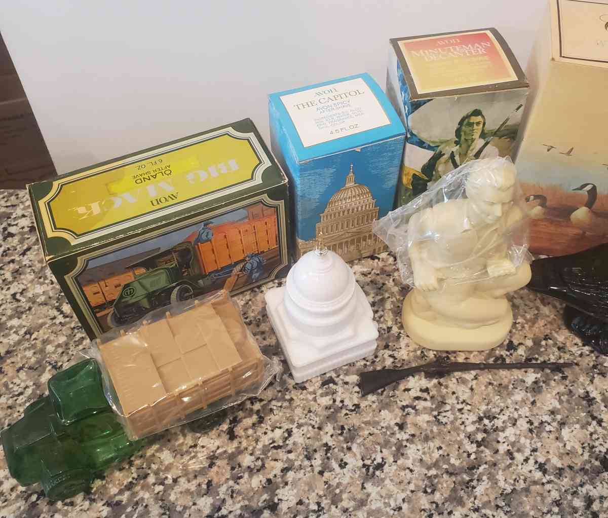 New in Box Vintage Avon Bottle full AftershaveDecanters - Fort Worth, Texas - FleaMarketBay