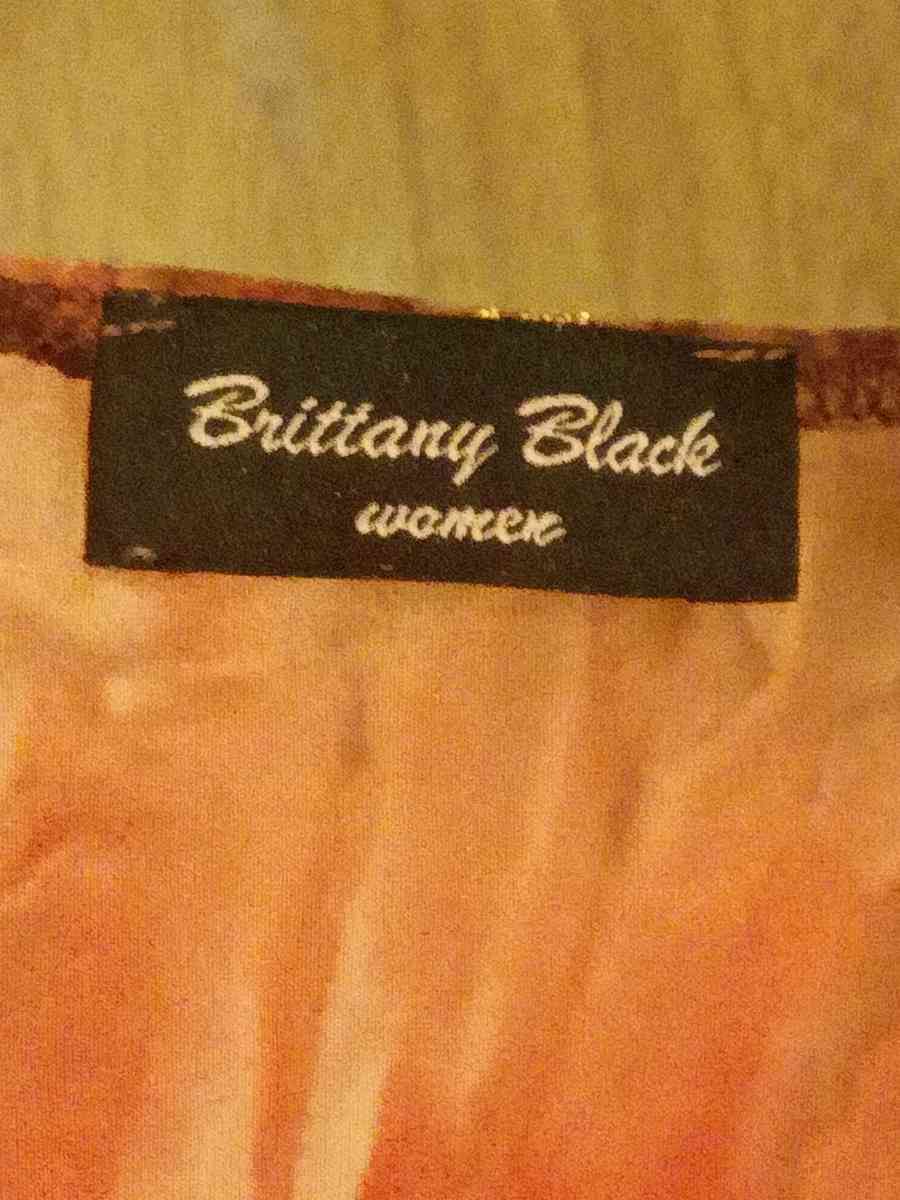 Womens Shirt Necklace sold separately - Leflore, Oklahoma - FleaMarketBay