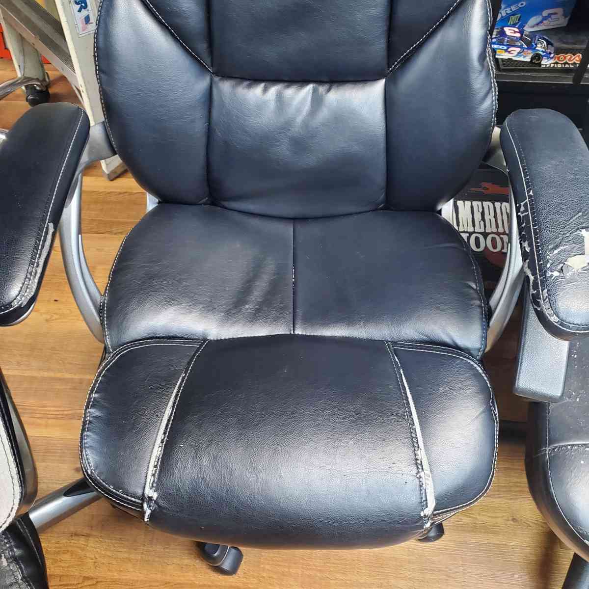 Office Chairs  4 Black And 1 Tan - Rock Island, Tennessee - FleaMarketBay