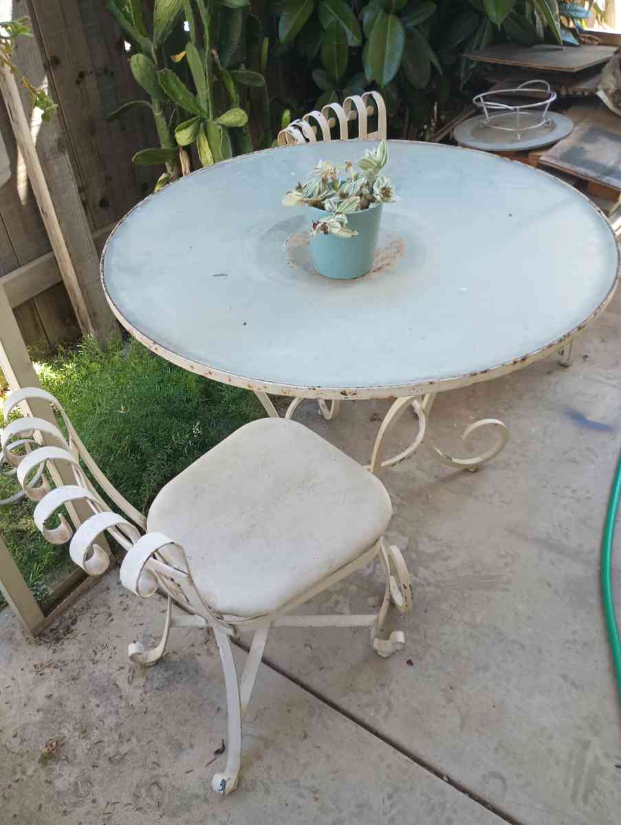 Rod iron patio furniture - Bakersfield, California