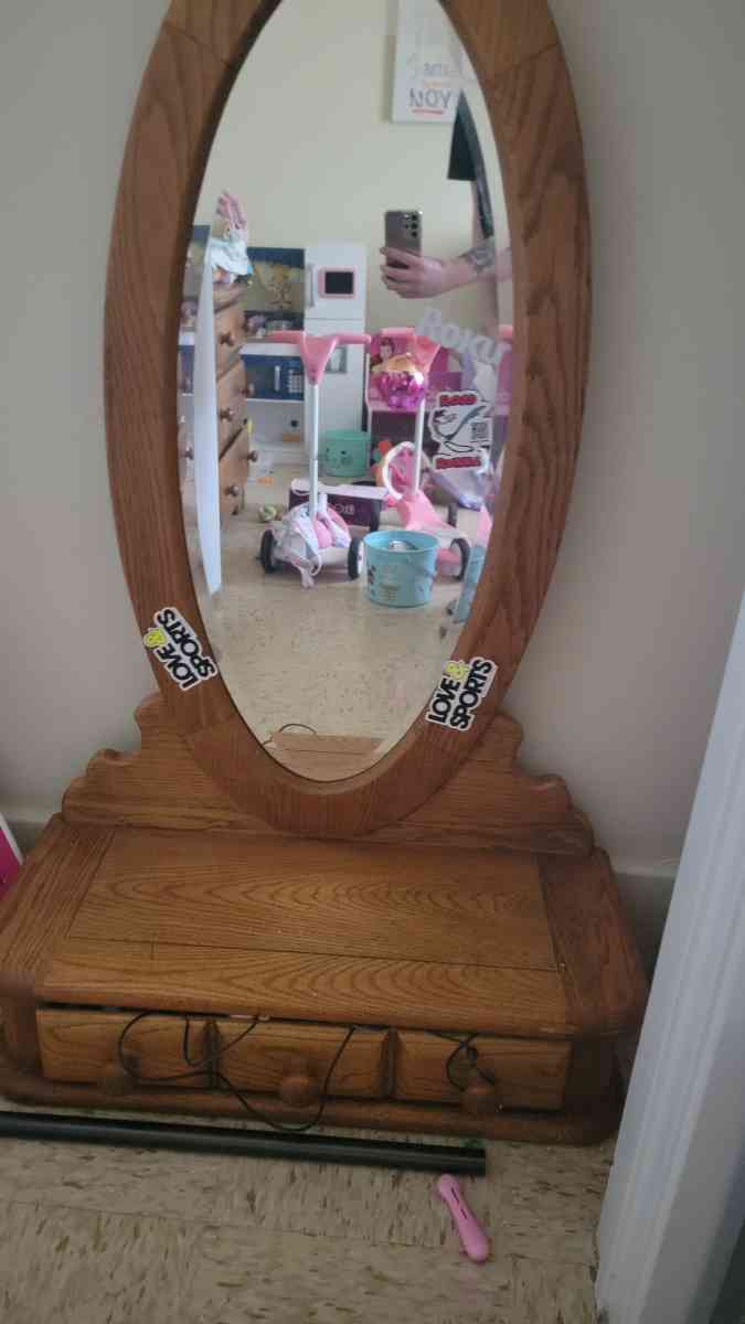 vanity  dresser real wood - Waco, Texas