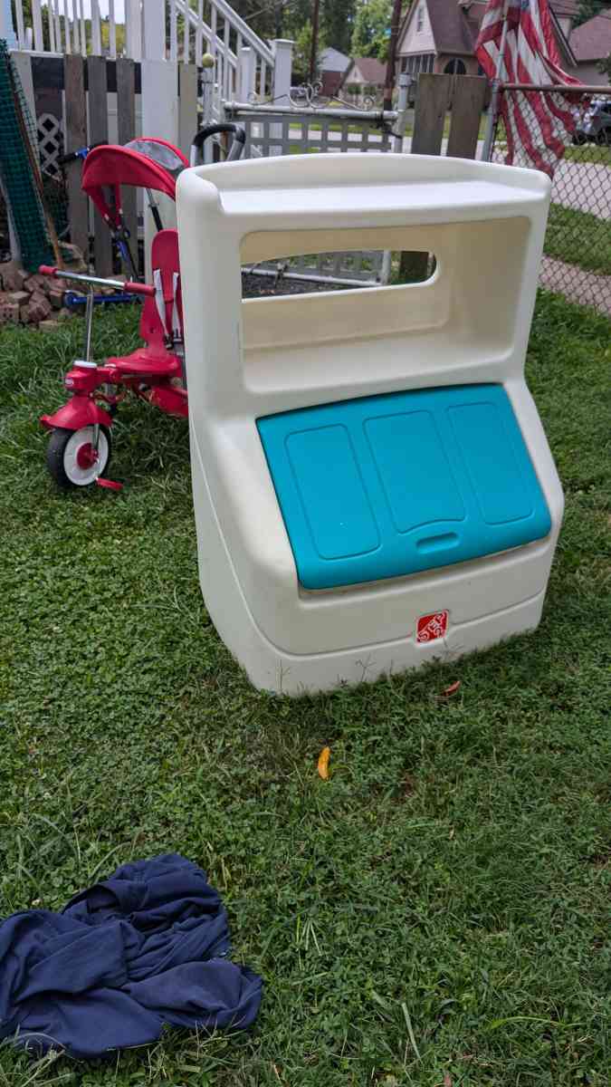 childs toy box - Cincinnati, Ohio - FleaMarketBay