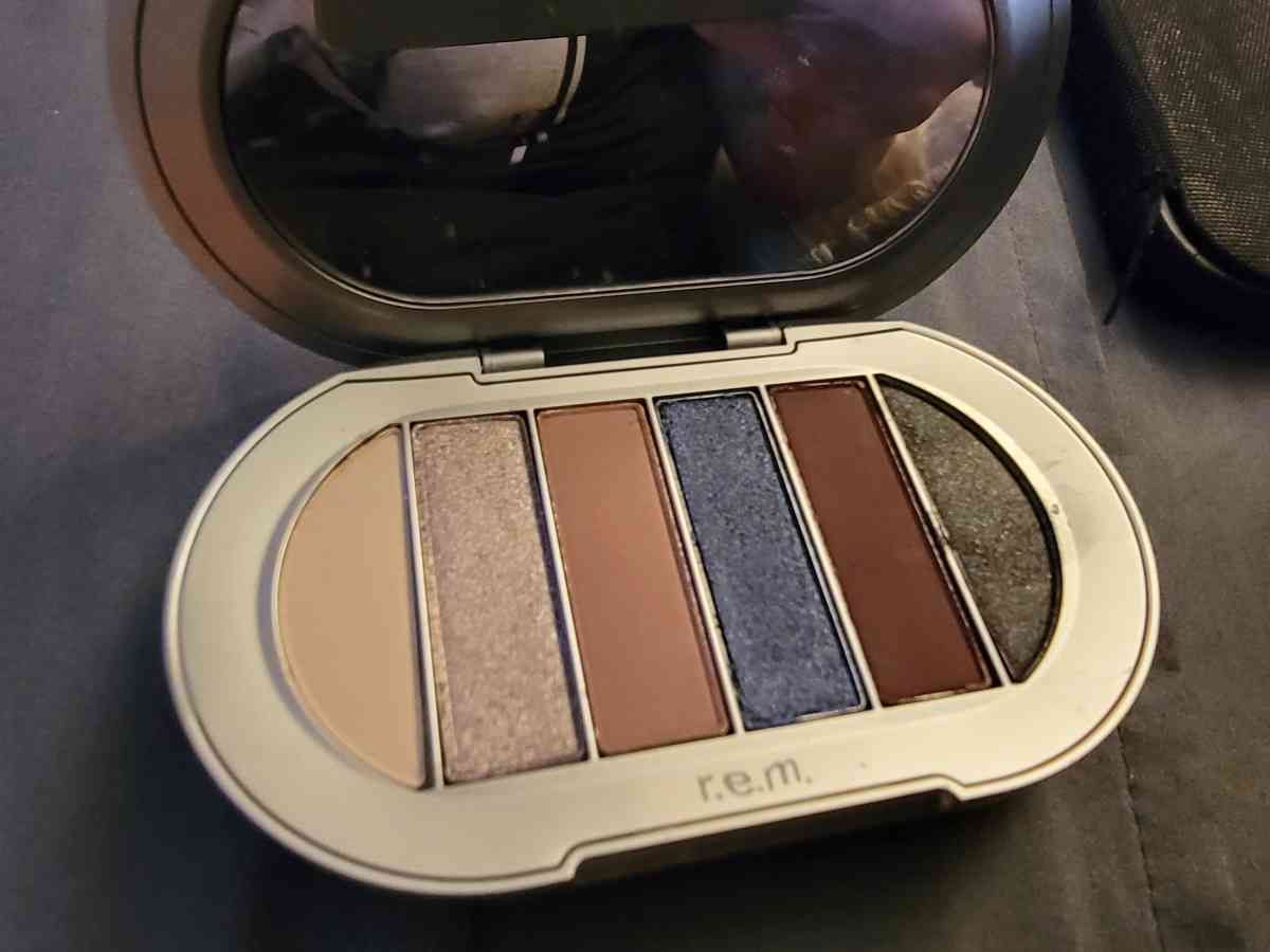 morphe and James Charles pallets - Waco, Texas - FleaMarketBay