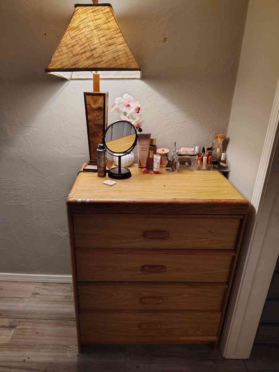 escritorio y tocador - Tulsa, Oklahoma - FleaMarketBay