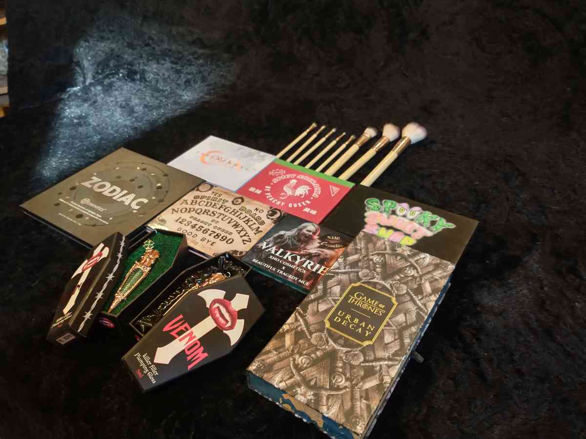 MAKEUP PALETTE BUNDLE - Grizzly Flats, California - FleaMarketBay