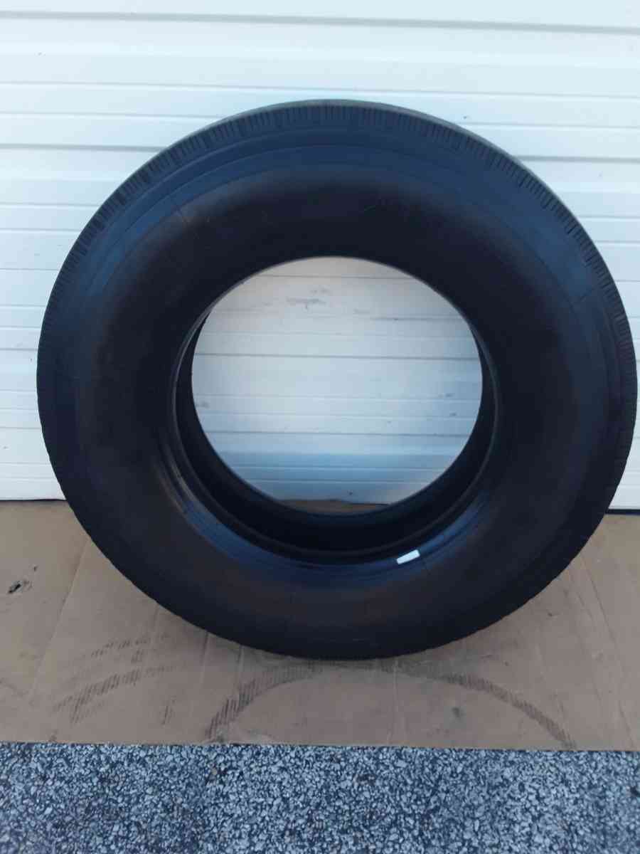 Low Pro Steer Truck Tire 29575R225 Hercules H902 Like New - Williamstown, New Jersey - FleaMarketBay