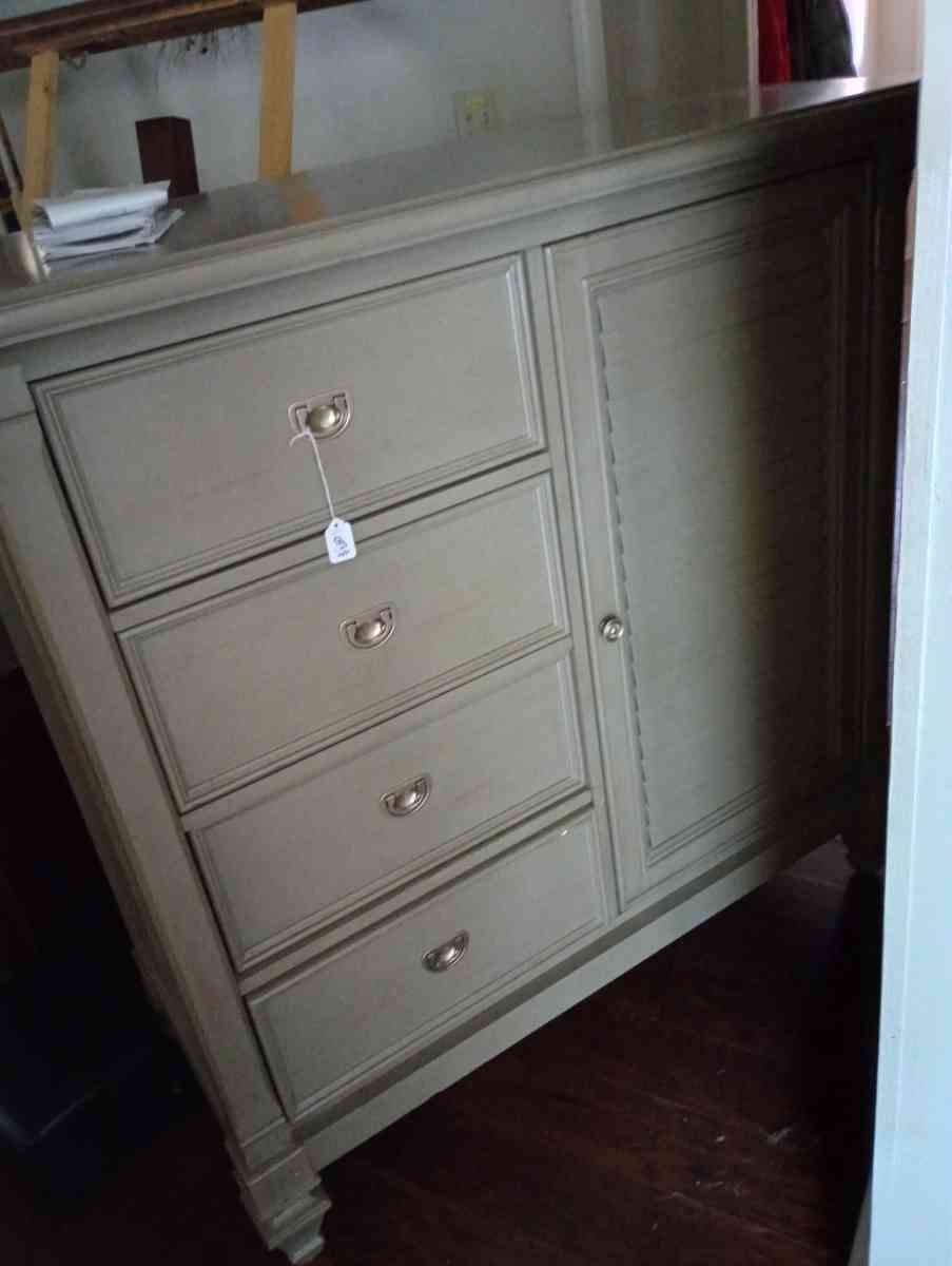 Bedroom dresser - Taylors, South Carolina - FleaMarketBay