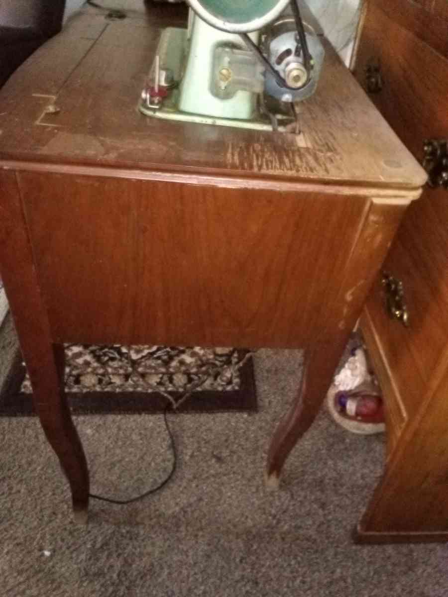 Morse sewing machine - Saint Elmo, Illinois - FleaMarketBay