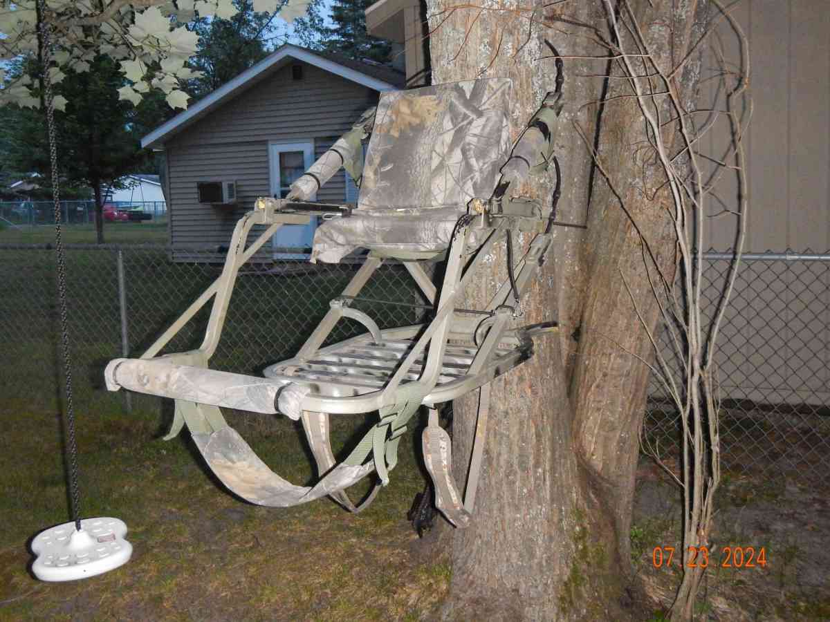 Hunting tree stand and harness - Saint Helen, Michigan - FleaMarketBay