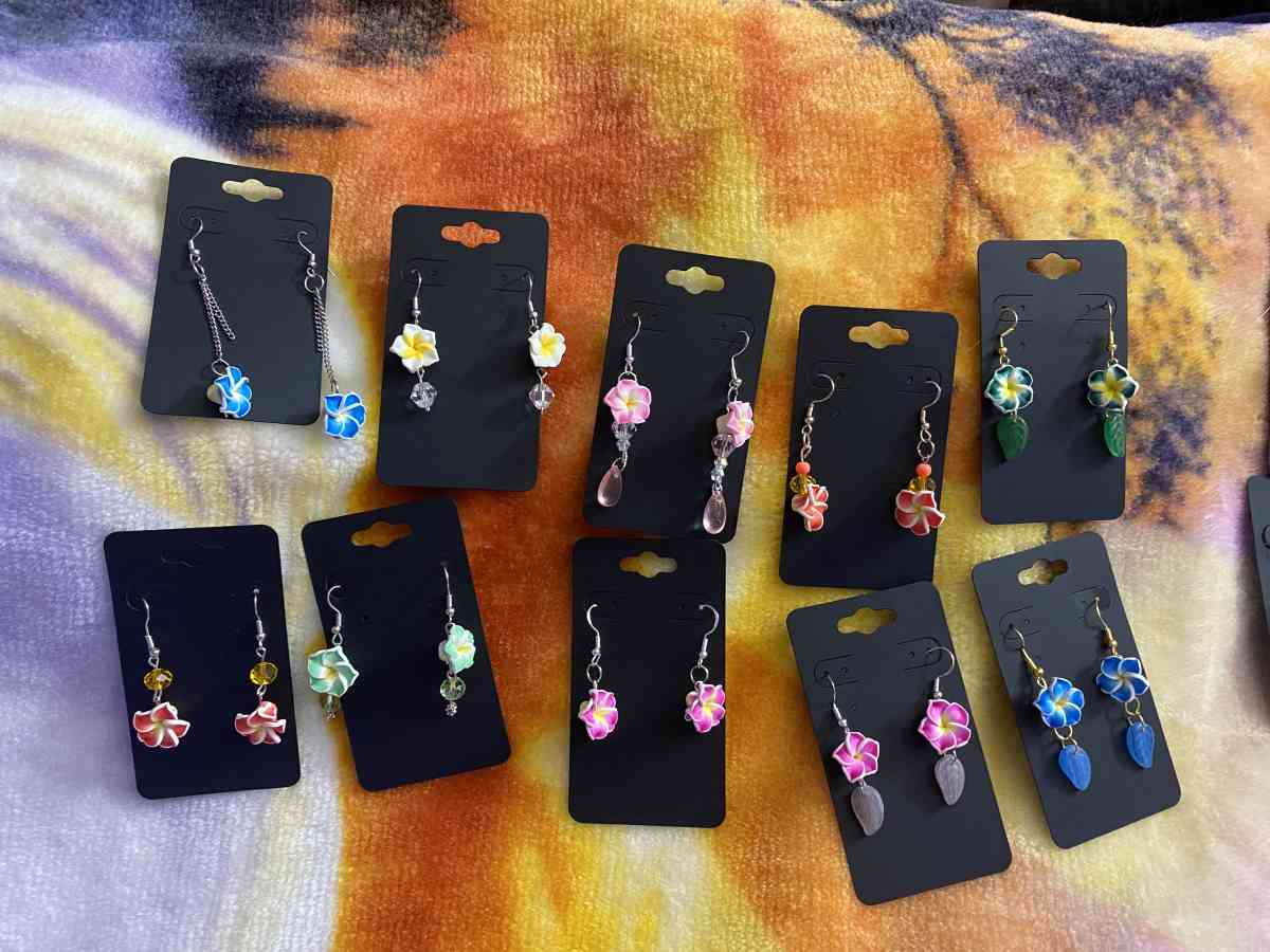 women  girls earrings - Anchorage, Alaska - FleaMarketBay