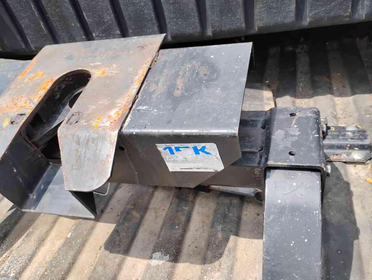 fifth wheel hitch Reese 15k - Decatur, Alabama - FleaMarketBay