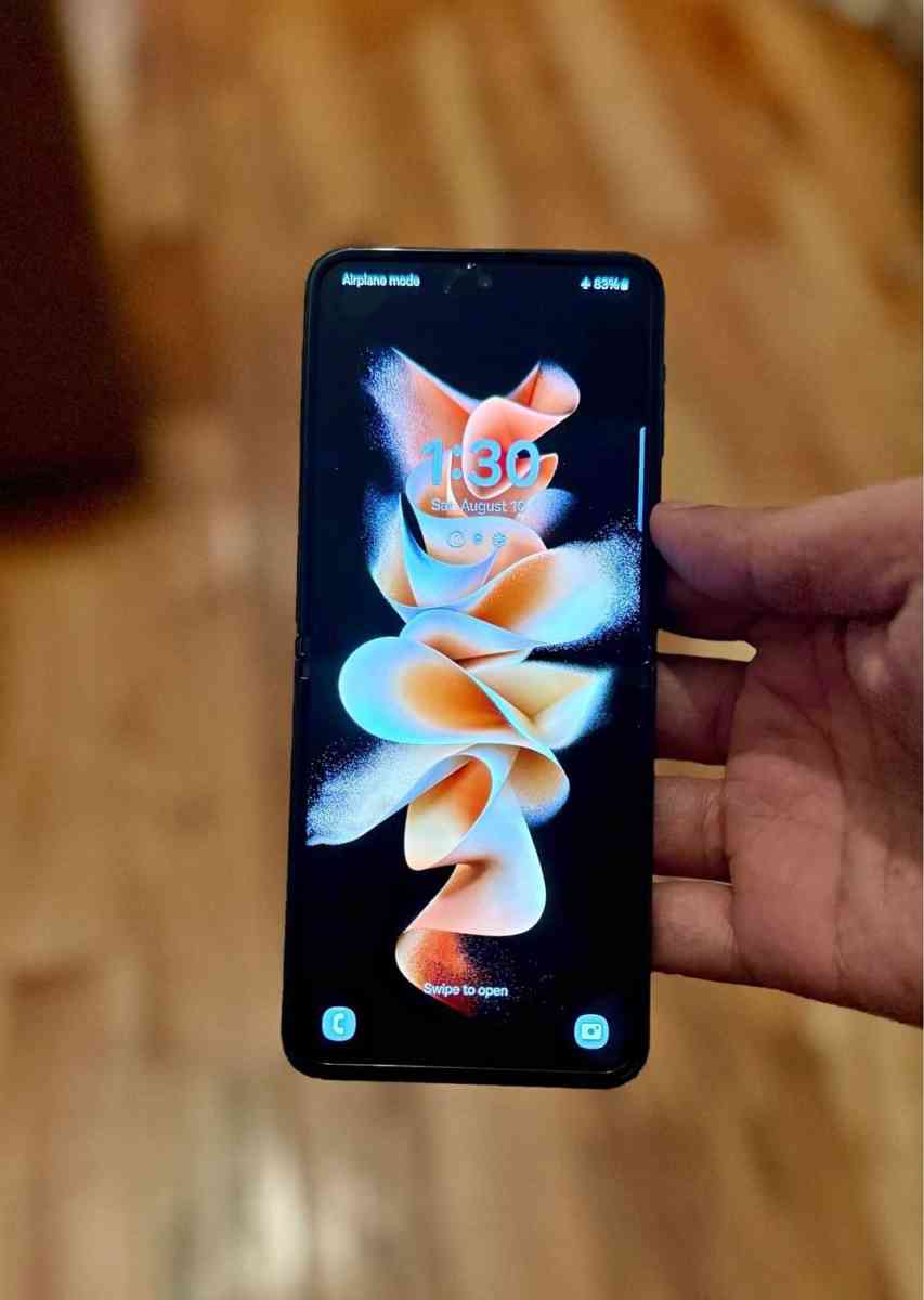 UNLOCKED 128GB GREEN GALAXY Z FLIP  GREAT CONDITION