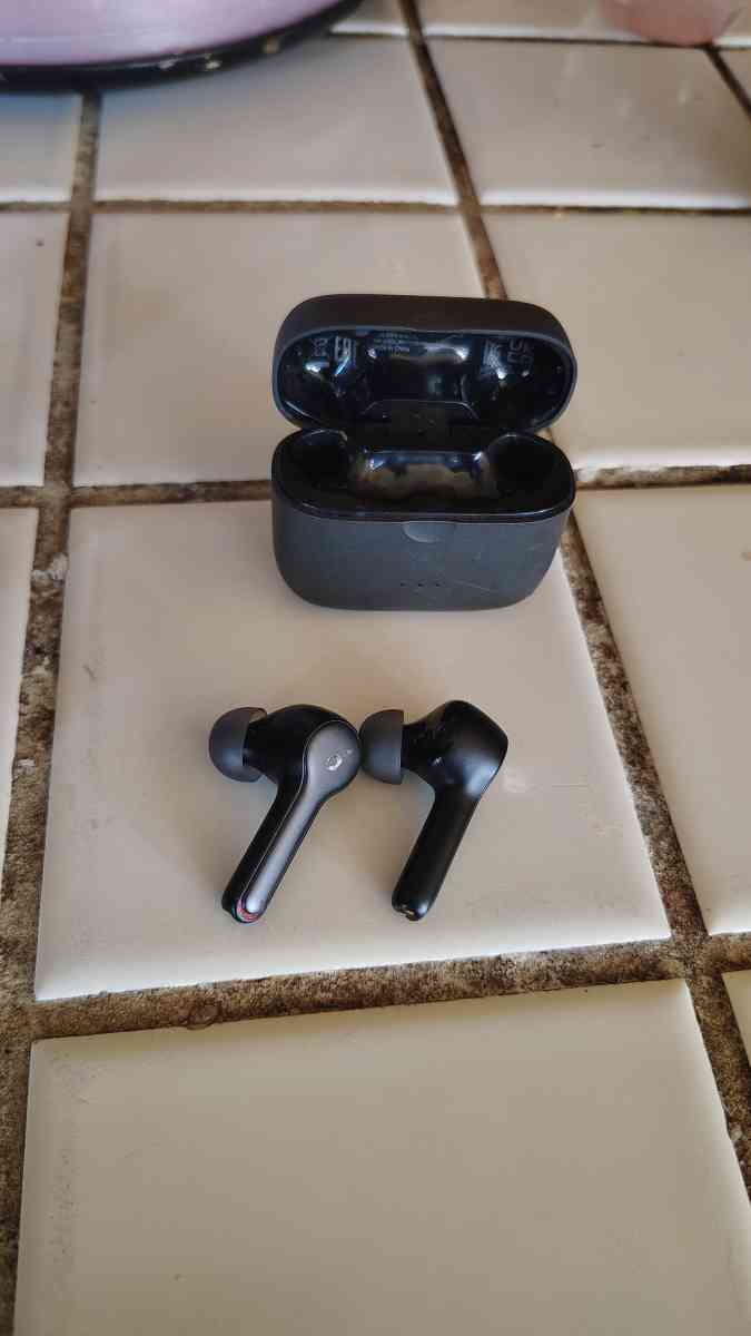 earbuds bundle soundcore - Redlands, California - FleaMarketBay