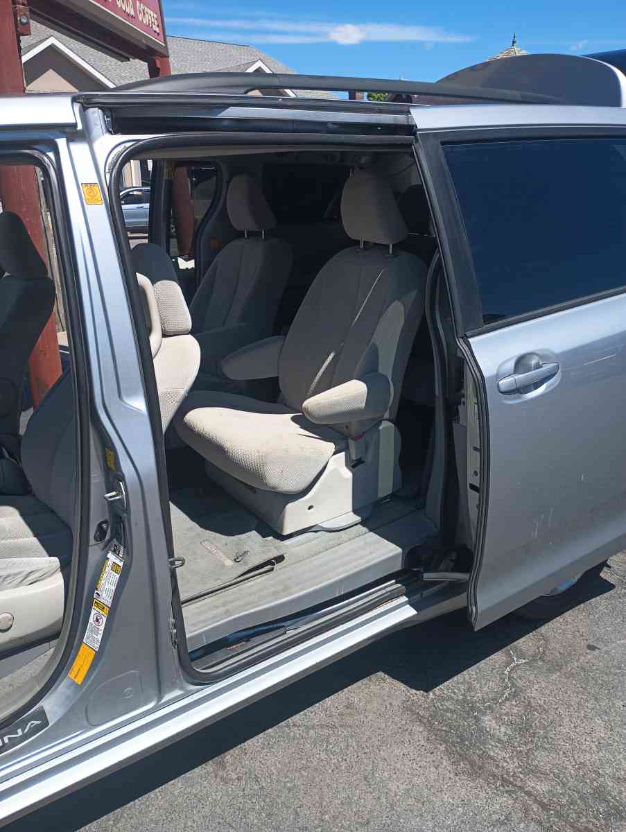 2011 Toyota sienna AWD - Syracuse, New York - FleaMarketBay