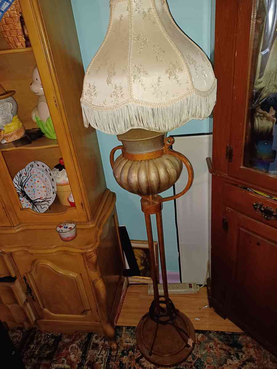 stand up lamp - Ridley Park, Pennsylvania - FleaMarketBay